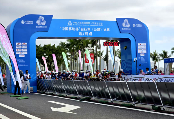 十五运会公路自行车男子个人赛比赛现场。人民网记者 胡雪蓉摄