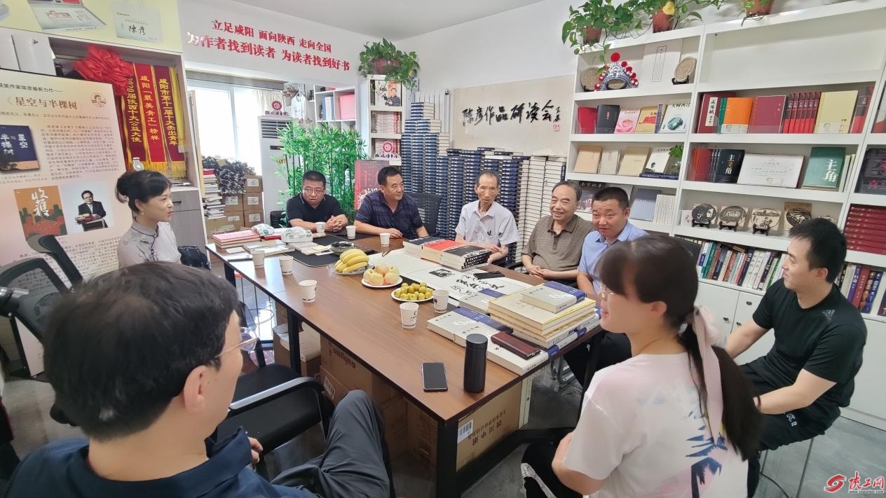 ▲95岁高龄的著名文学评论家阎纲做客微风读书会交流